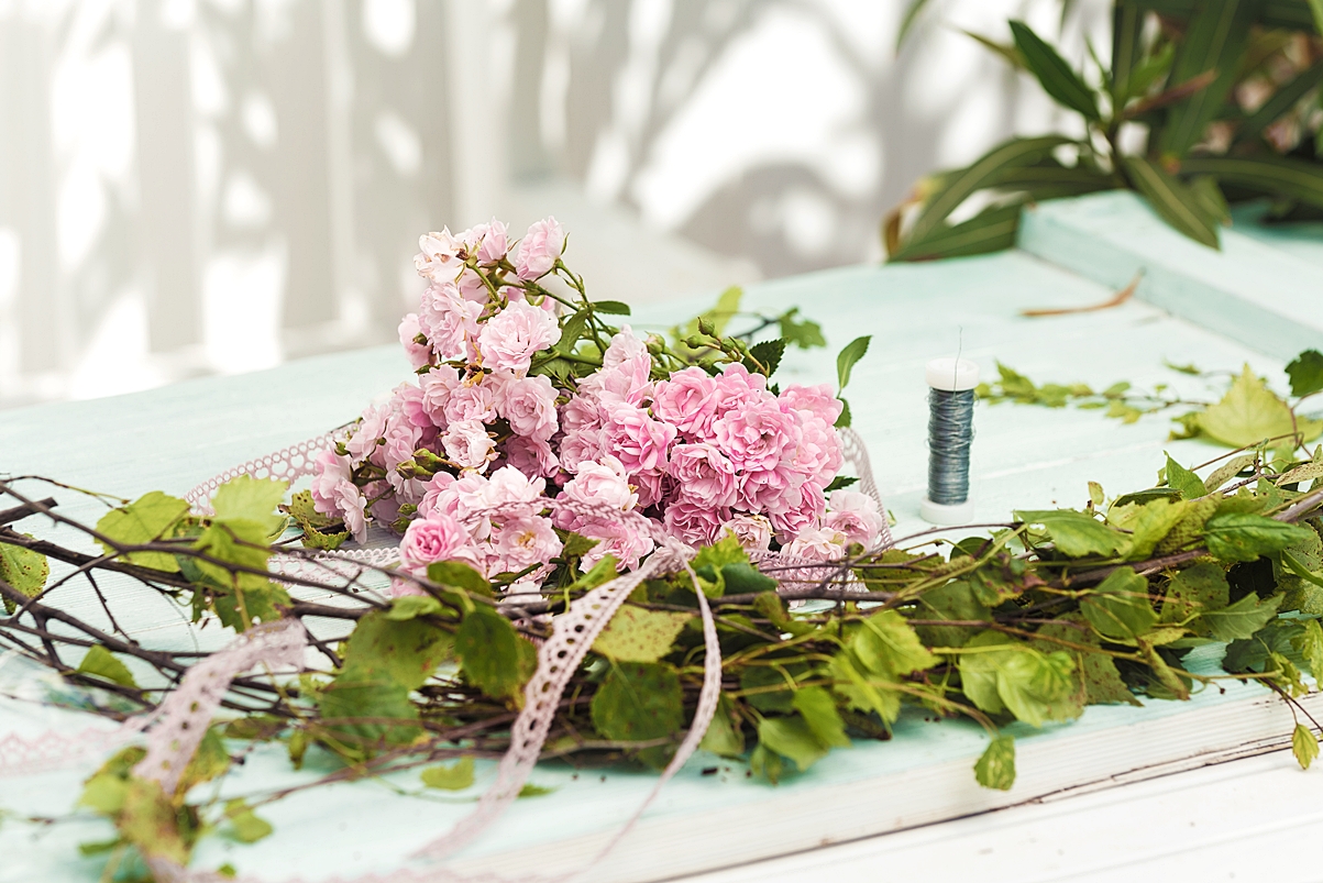 Blumenkranz aus Birkenzweigen und Rosen